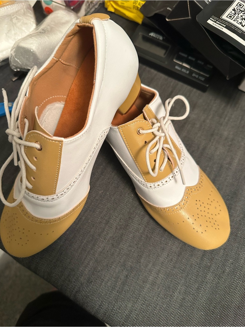 Classic Two-Tone Women's Oxford Lace-Up Shoes - White & Tan